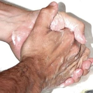 Fotografie rukou při aplikaci dezinfekce