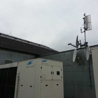 Ochrana klimatizačních jednotek proti holubům horizontální sítí – Praha